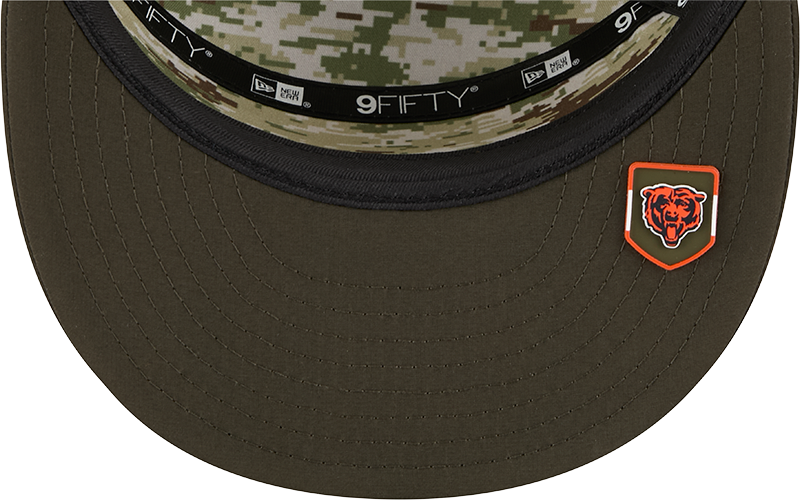 Men's Chicago Bears New Era Green 2025 Salute To Service Sideline Split Panel 9FIFTY Snapback Trucker Hat