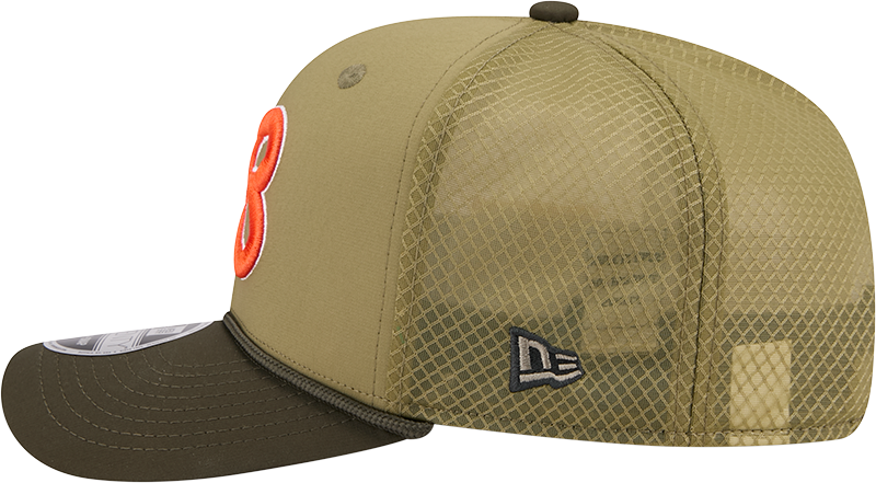 Men's Chicago Bears New Era Green B 2025 Salute To Service Sideline 9SEVENTY Trucker Adjustable Hat
