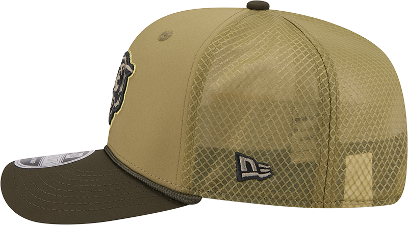 Men's Chicago Bears New Era Green 2025 Salute To Service Sideline 9SEVENTY Trucker Adjustable Hat