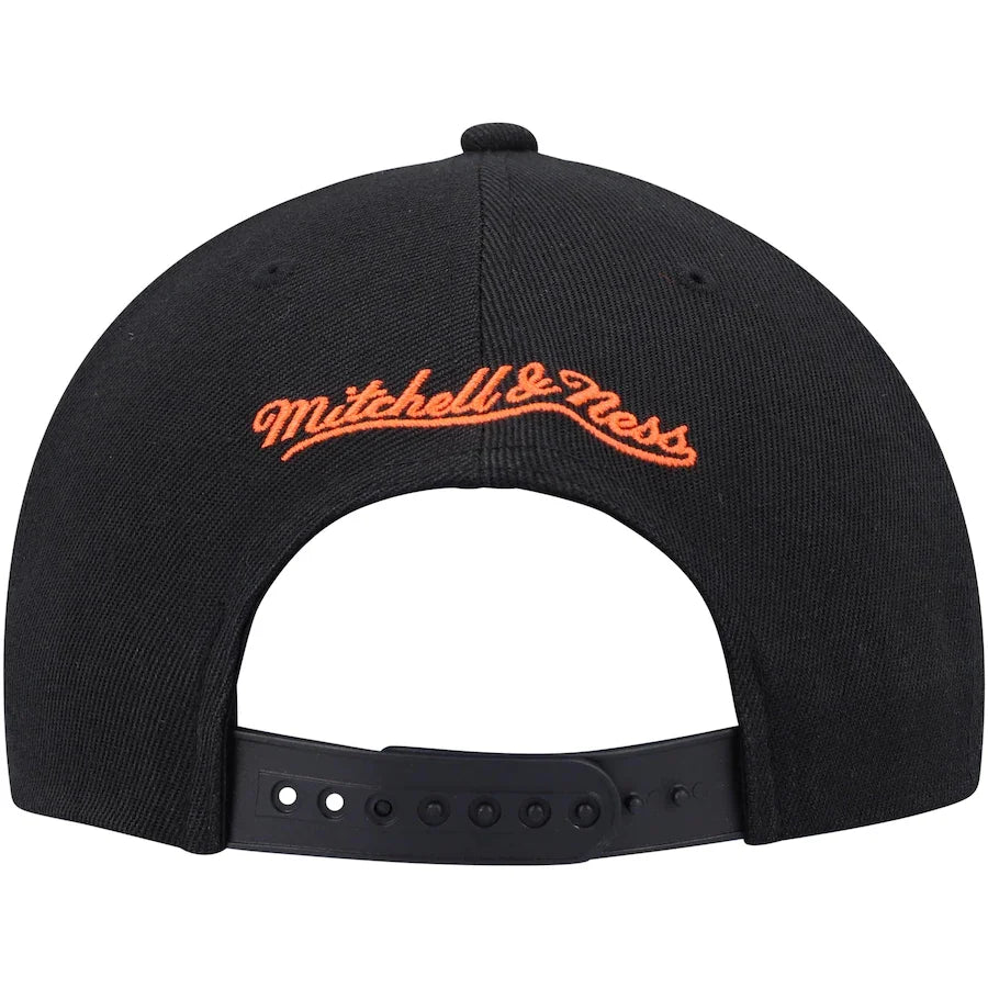 Men's New York Knicks NBA Core basic Black Mitchell & Ness Snapback Hat